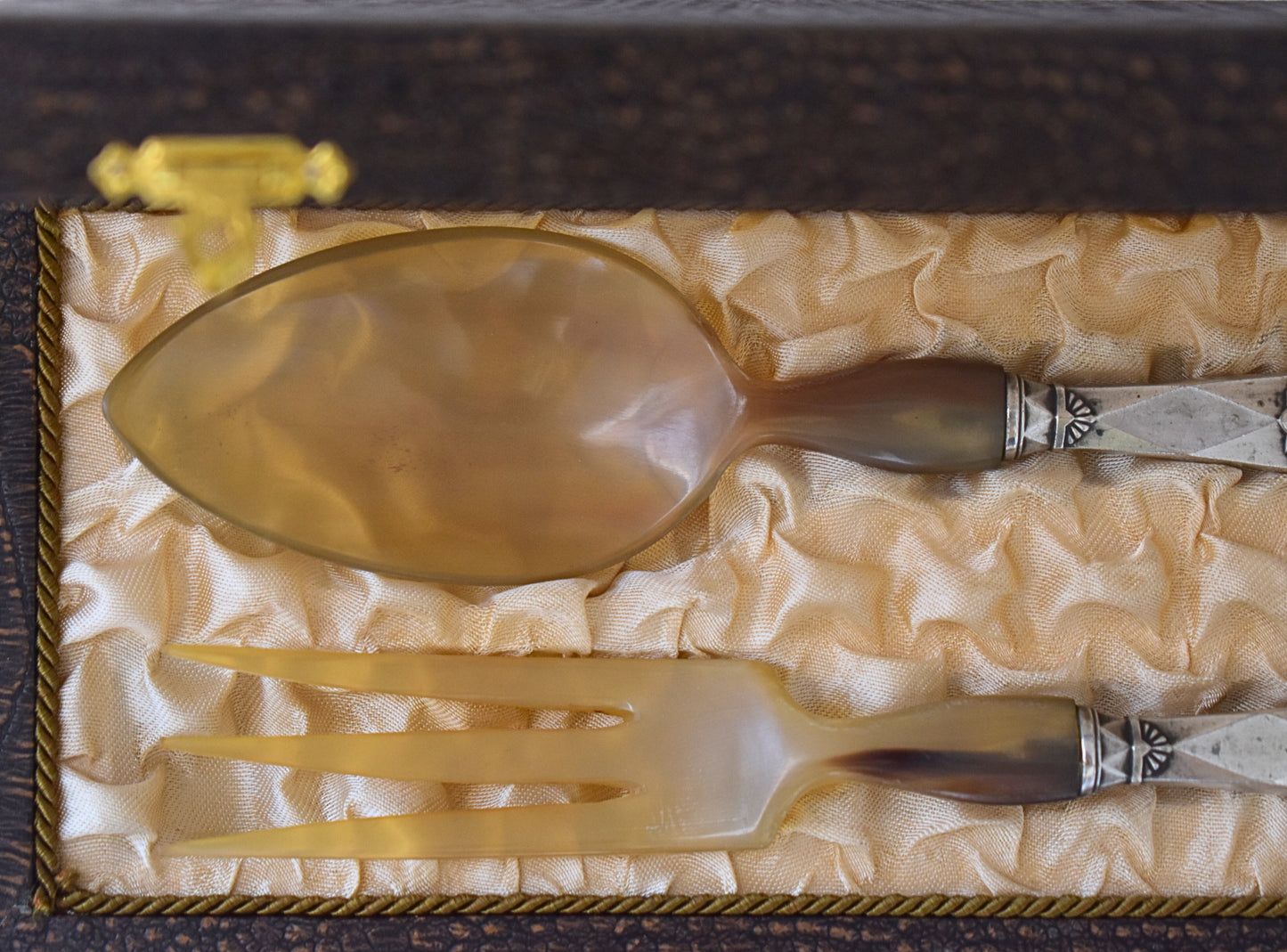 Elegant French Horn & Wood Cutlery Set